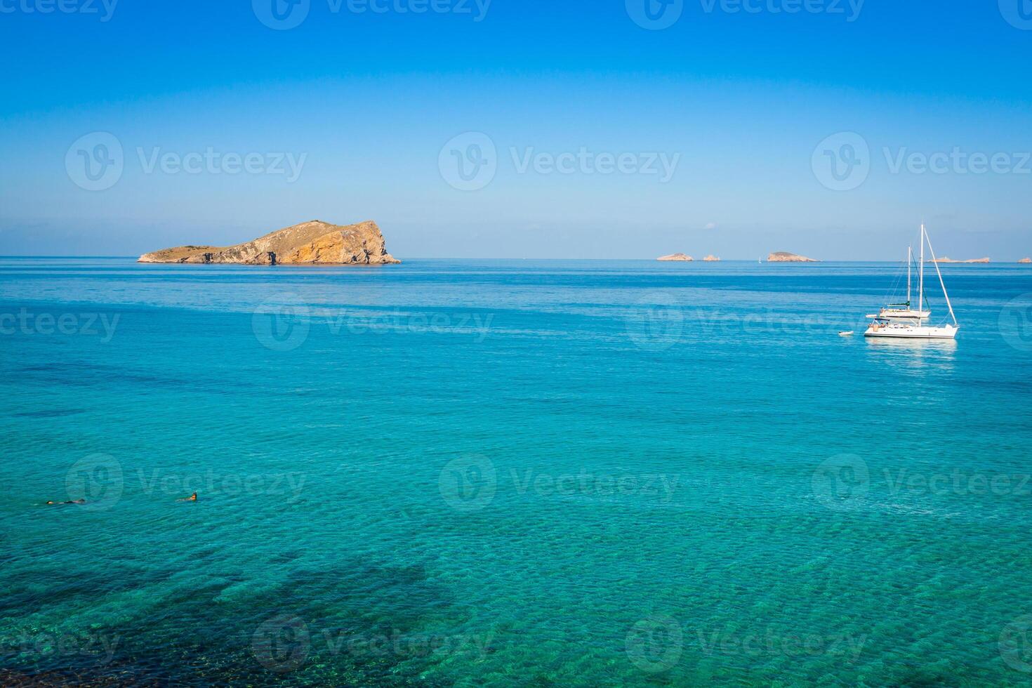 hermosa isla y turquesa aguas en cala contacto, ibiza España foto