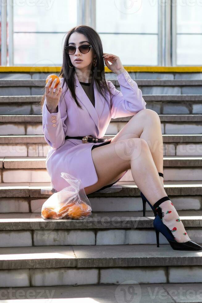 Moda bonito mujer modelo con Fruta naranjas foto