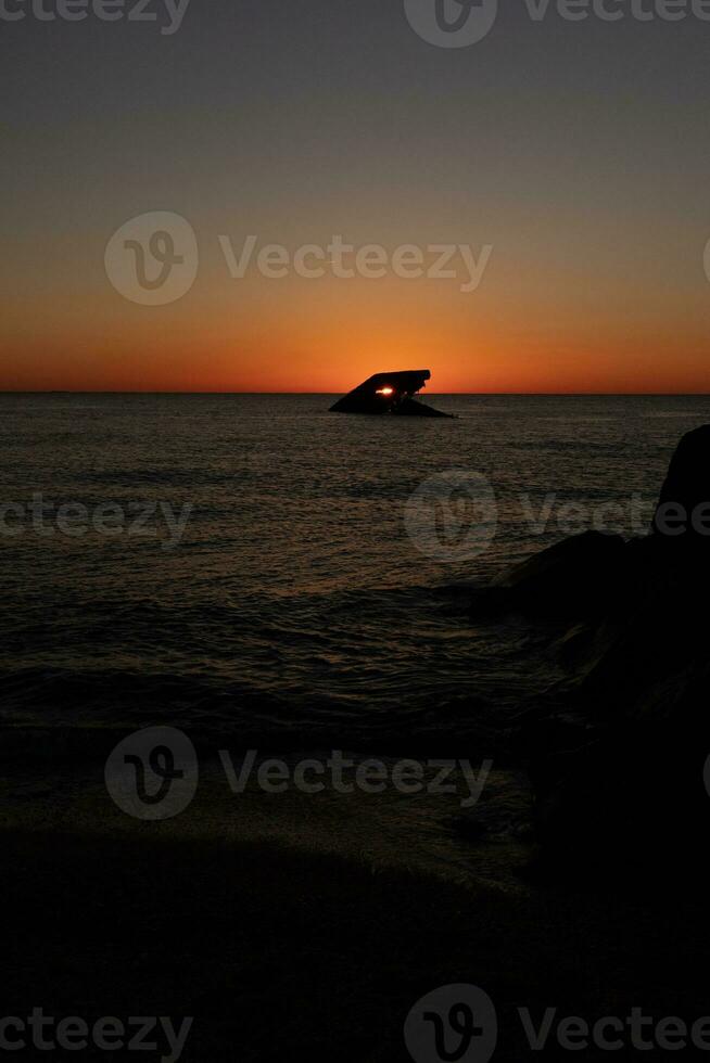 puesta de sol playa en capa mayo nuevo jersey dónde usted lata obtener un genial ver de el Dom yendo abajo a través de el Oceano y el bahía. el reflexión de el Dom en el agua con el hundido Embarcacion mira entonces hermosa. foto