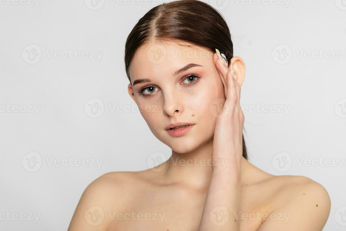 hermosa joven mujer con limpiar Fresco piel cosmetología, belleza y spa. foto