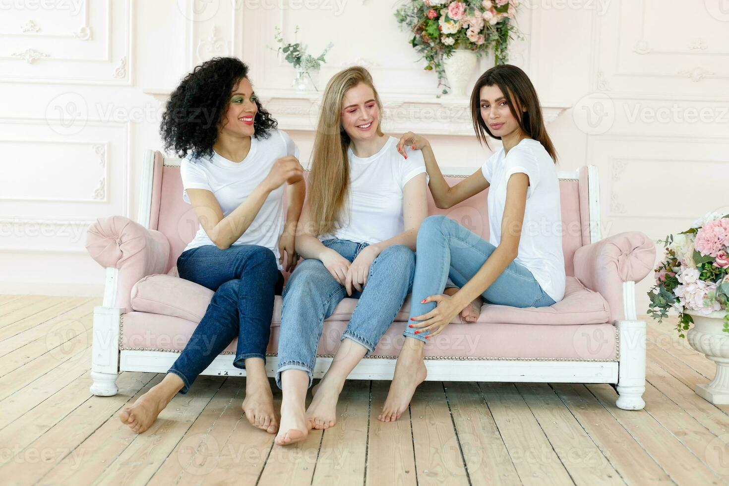 Tres novias teniendo un hablar a hogar foto