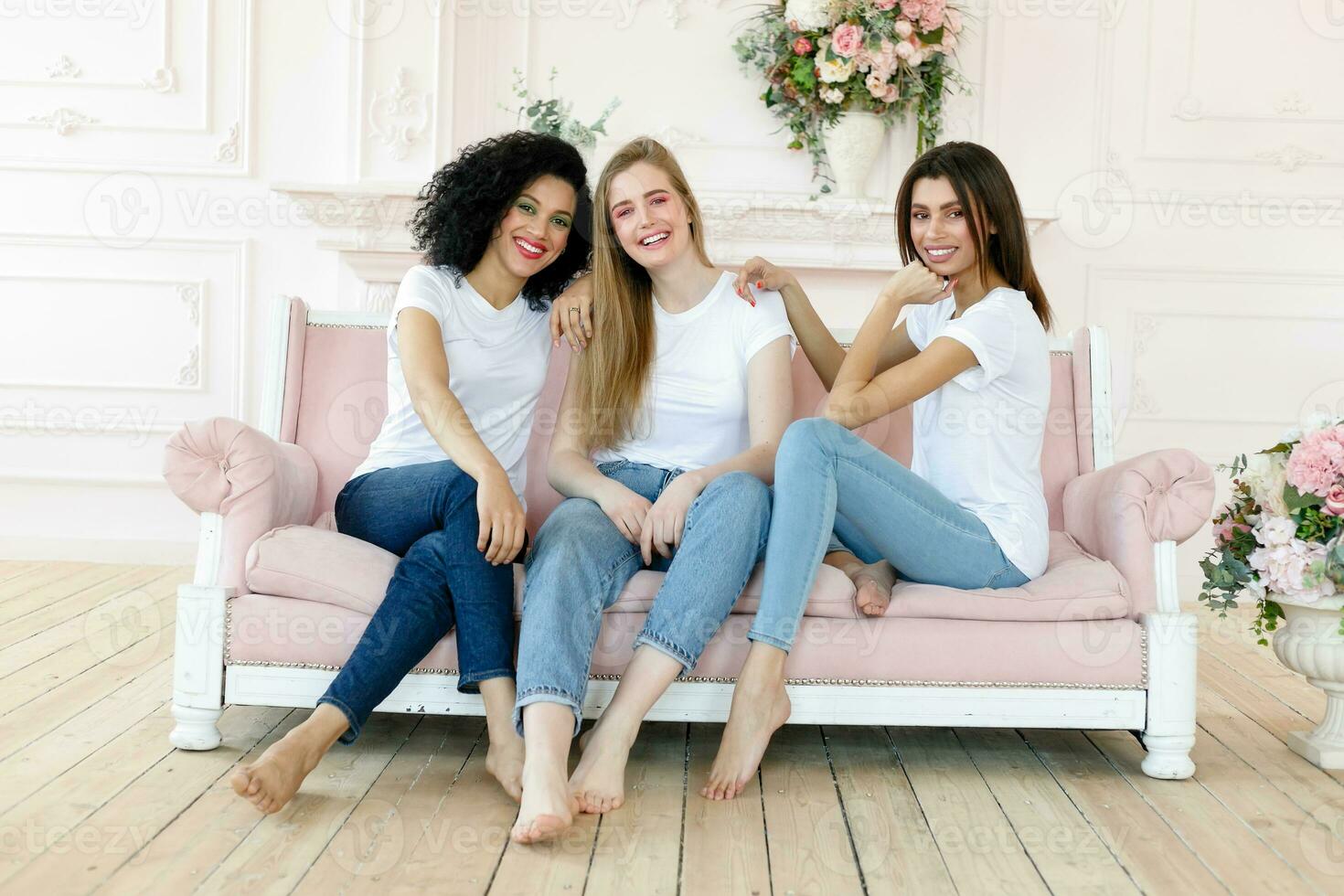 Tres novias teniendo un hablar a hogar foto