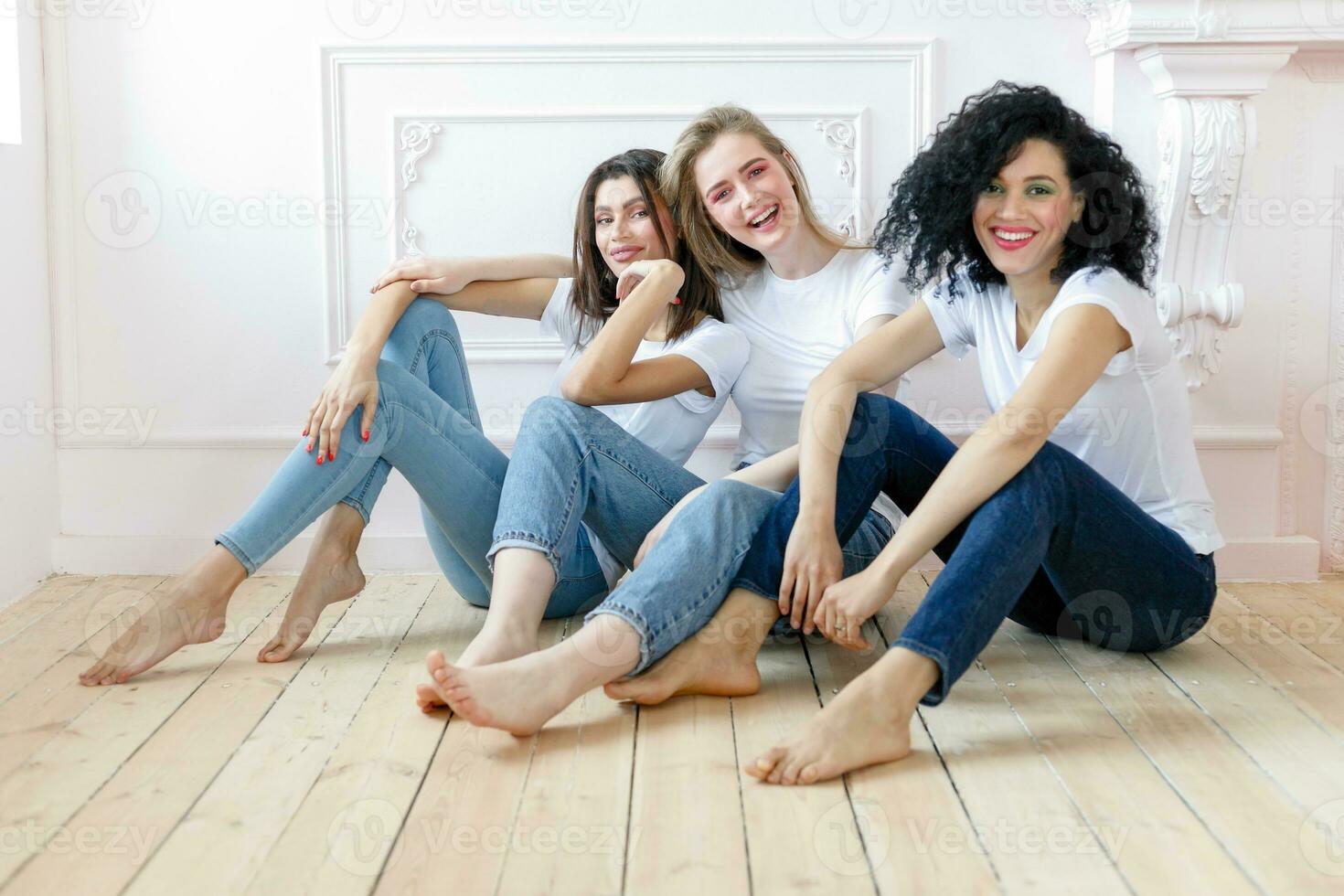 Tres novias teniendo un hablar a hogar foto