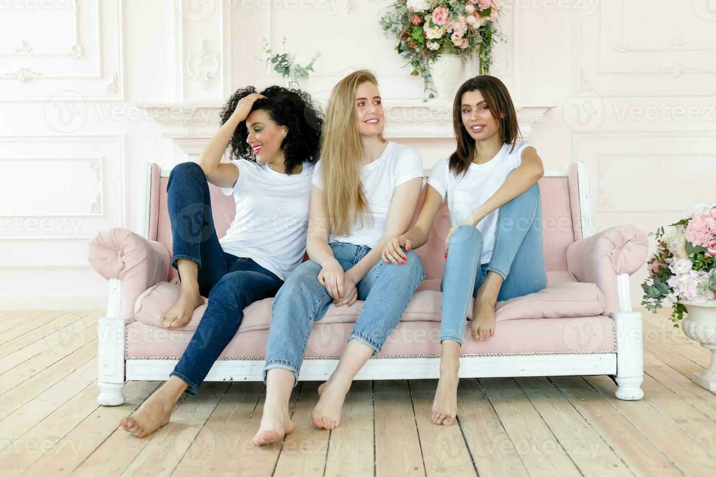 Tres novias teniendo un hablar a hogar foto