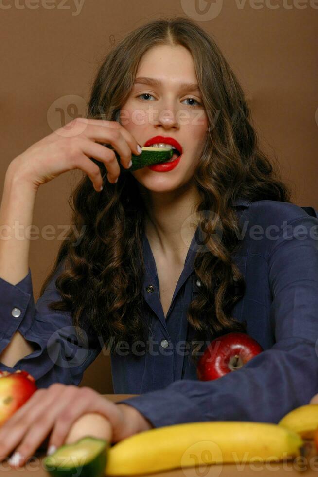 joven mujer en grupo de fruta. cuidado de la salud. foto