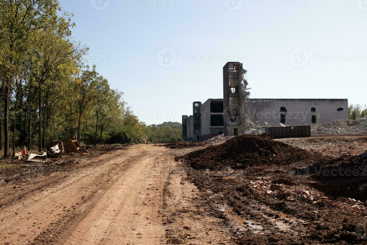 yo amor el Mira de esta abandonado aldea. el suciedad la carretera líder a el fábrica. el ladrillo edificio es sin ventanas más vaso tiene estado roto y tiene algunos tener pintada. foto