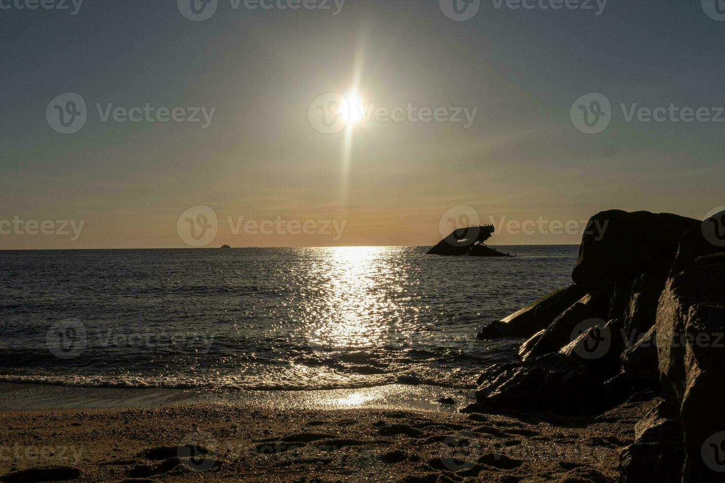 puesta de sol playa en capa mayo nuevo jersey dónde usted lata obtener un genial ver de el Dom yendo abajo a través de el Oceano y el bahía. el reflexión de el Dom en el agua con el hundido Embarcacion mira entonces hermosa. foto