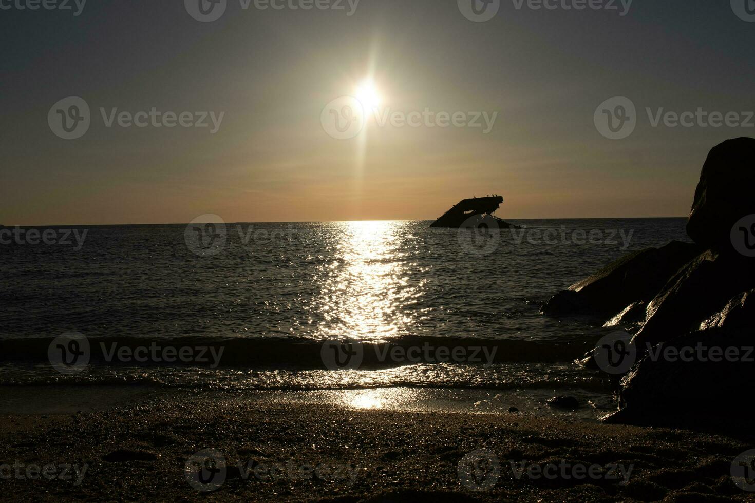 puesta de sol playa en capa mayo nuevo jersey dónde usted lata obtener un genial ver de el Dom yendo abajo a través de el Oceano y el bahía. el reflexión de el Dom en el agua con el hundido Embarcacion mira entonces hermosa. foto