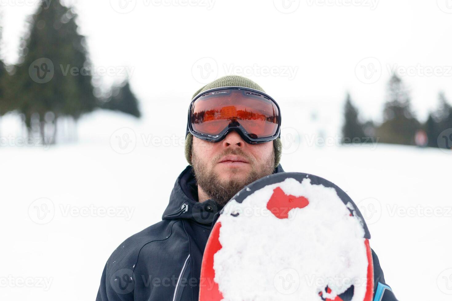 hombre Snowboarding en el montañas foto