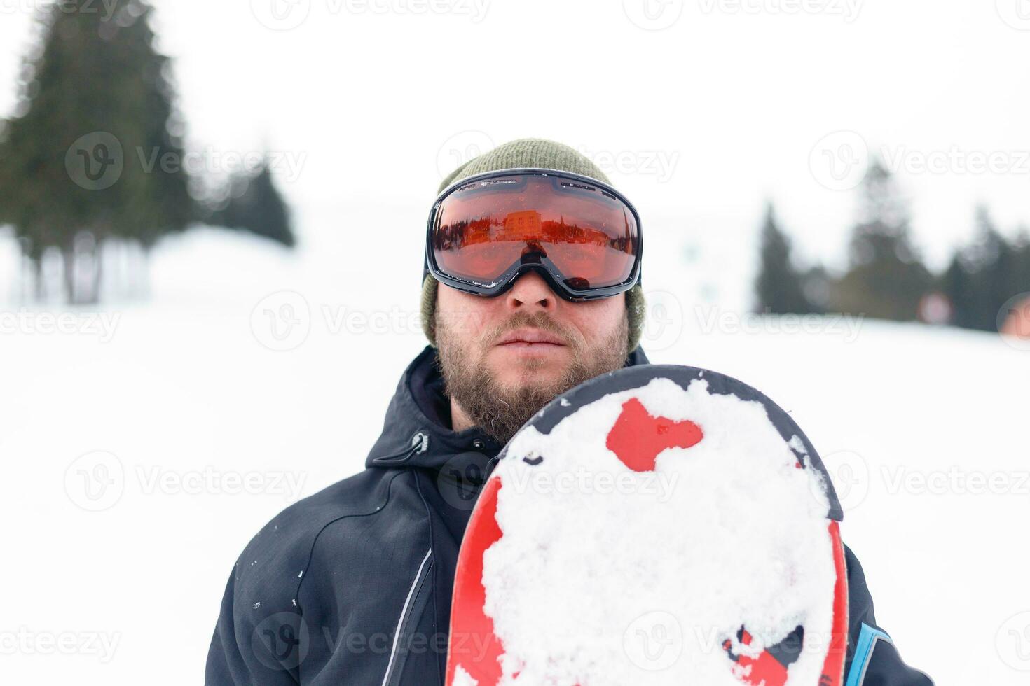 hombre Snowboarding en el montañas foto