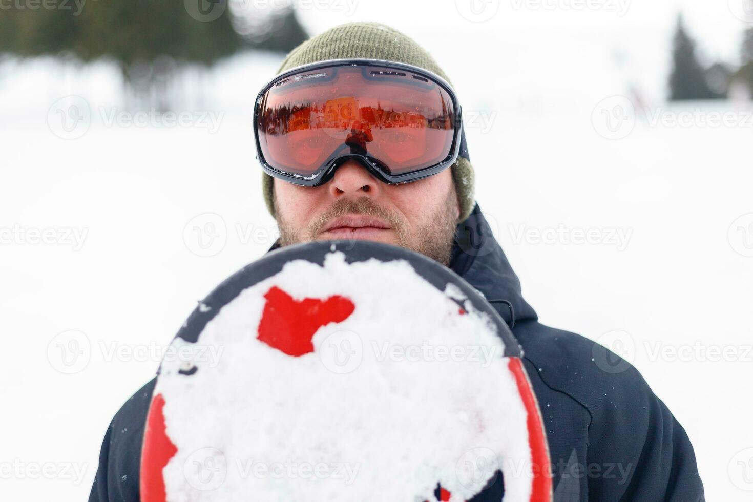 hombre Snowboarding en el montañas foto