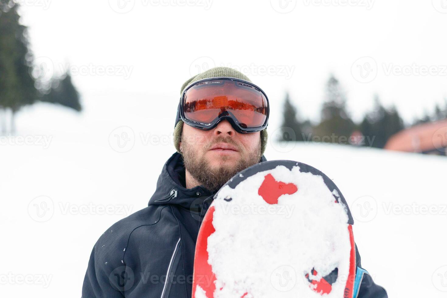 hombre Snowboarding en el montañas foto