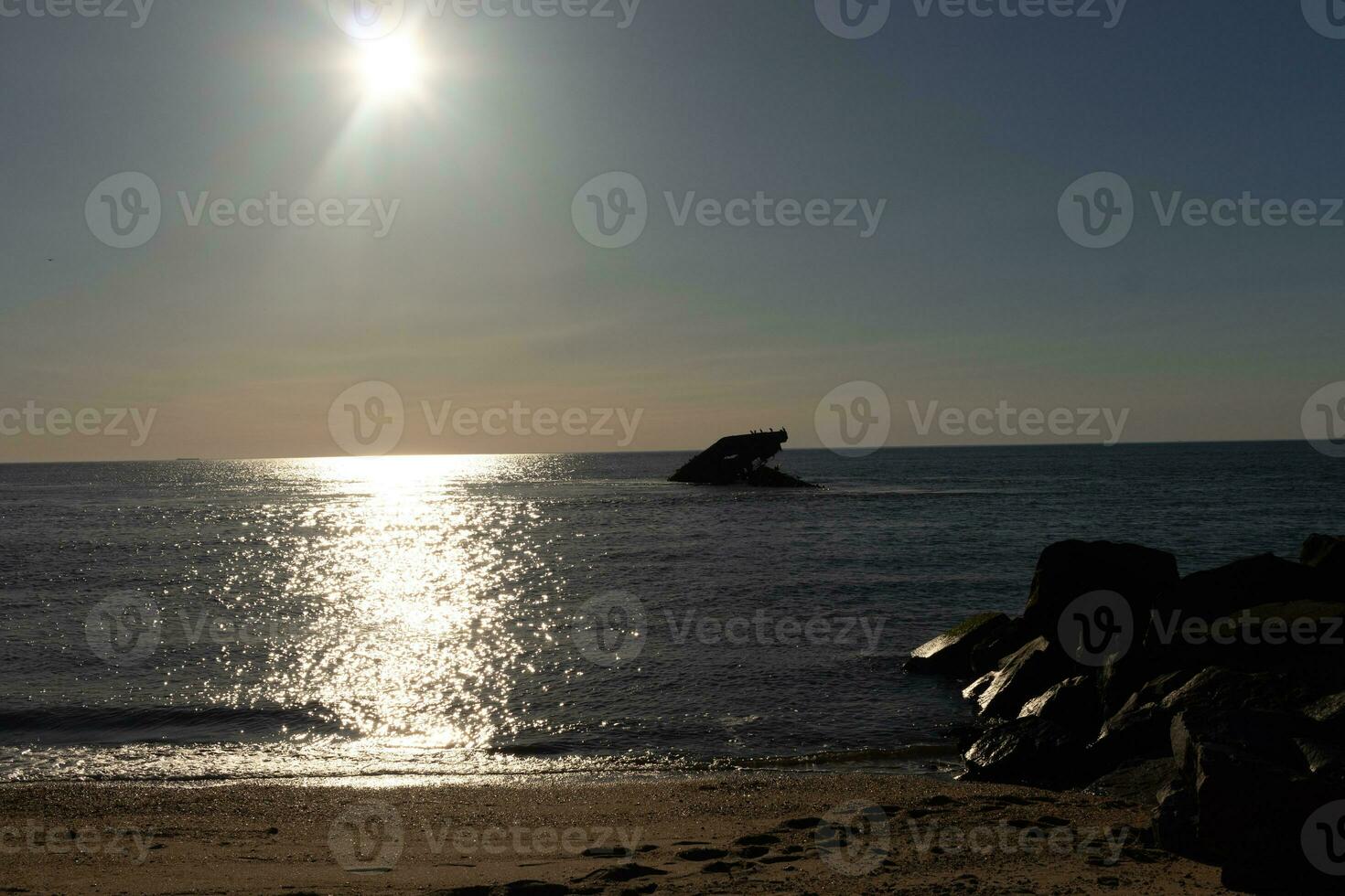 puesta de sol playa en capa mayo nuevo jersey dónde usted lata obtener un genial ver de el Dom yendo abajo a través de el Oceano y el bahía. el reflexión de el Dom en el agua con el hundido Embarcacion mira entonces hermosa. foto