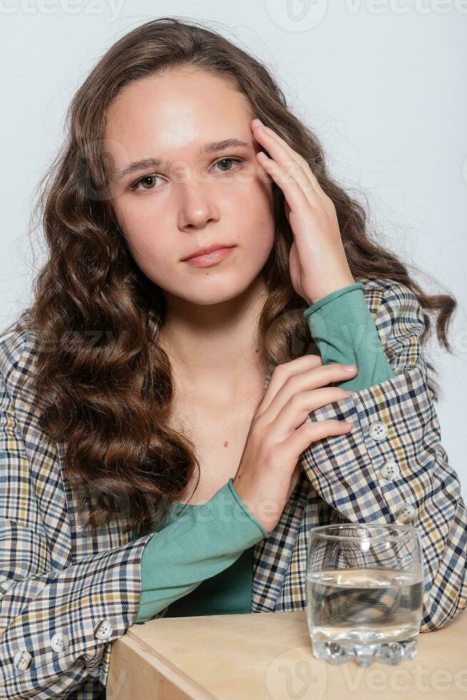 joven mujer retrato con agua vaso. blanco antecedentes aislado. foto