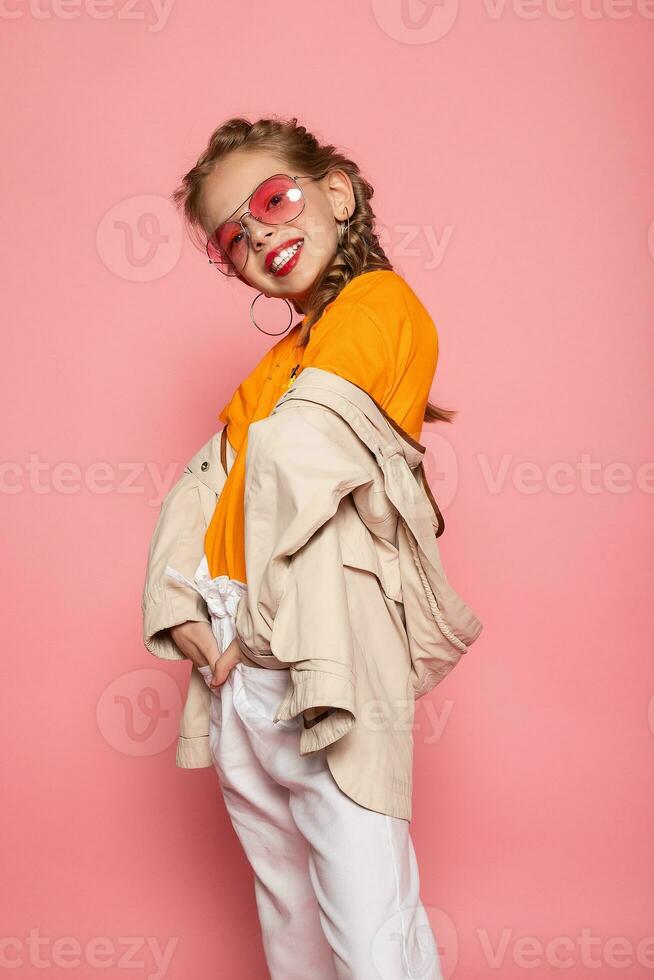 pequeño niña en rosado lentes. foto