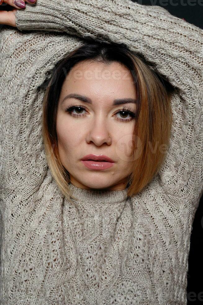 retrato de hermosa rojo peludo hembra en gris mezcla suéter foto