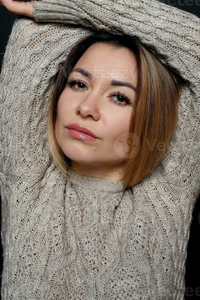 retrato de hermosa rojo peludo hembra en gris mezcla suéter foto