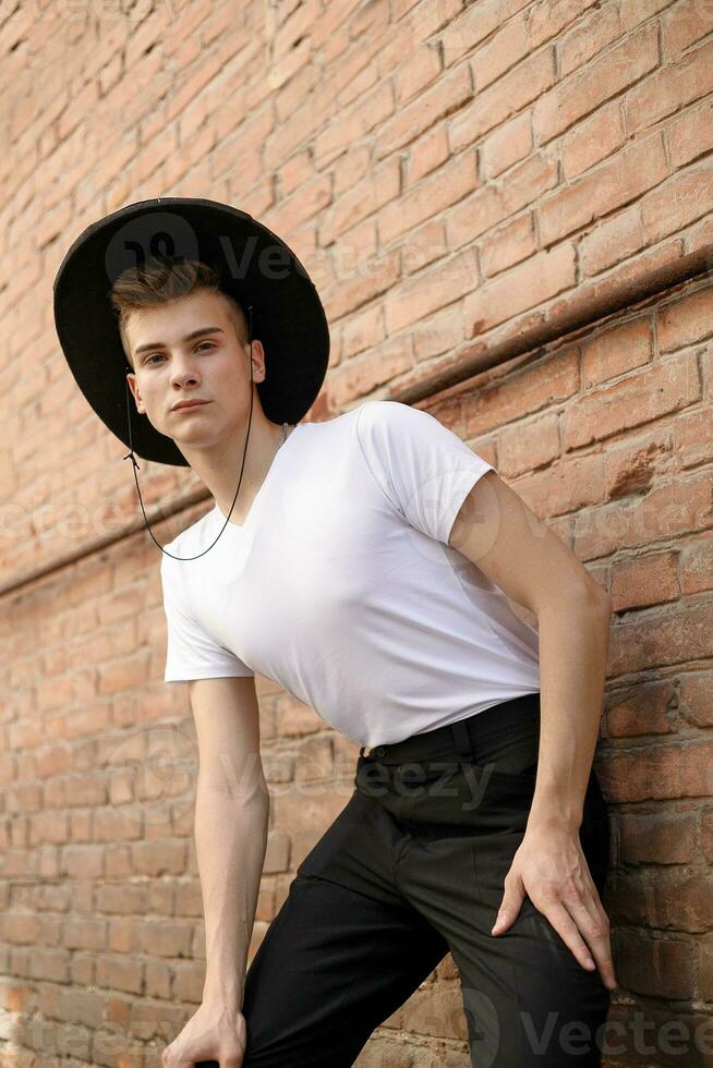 retrato de un joven de moda en la ciudad foto