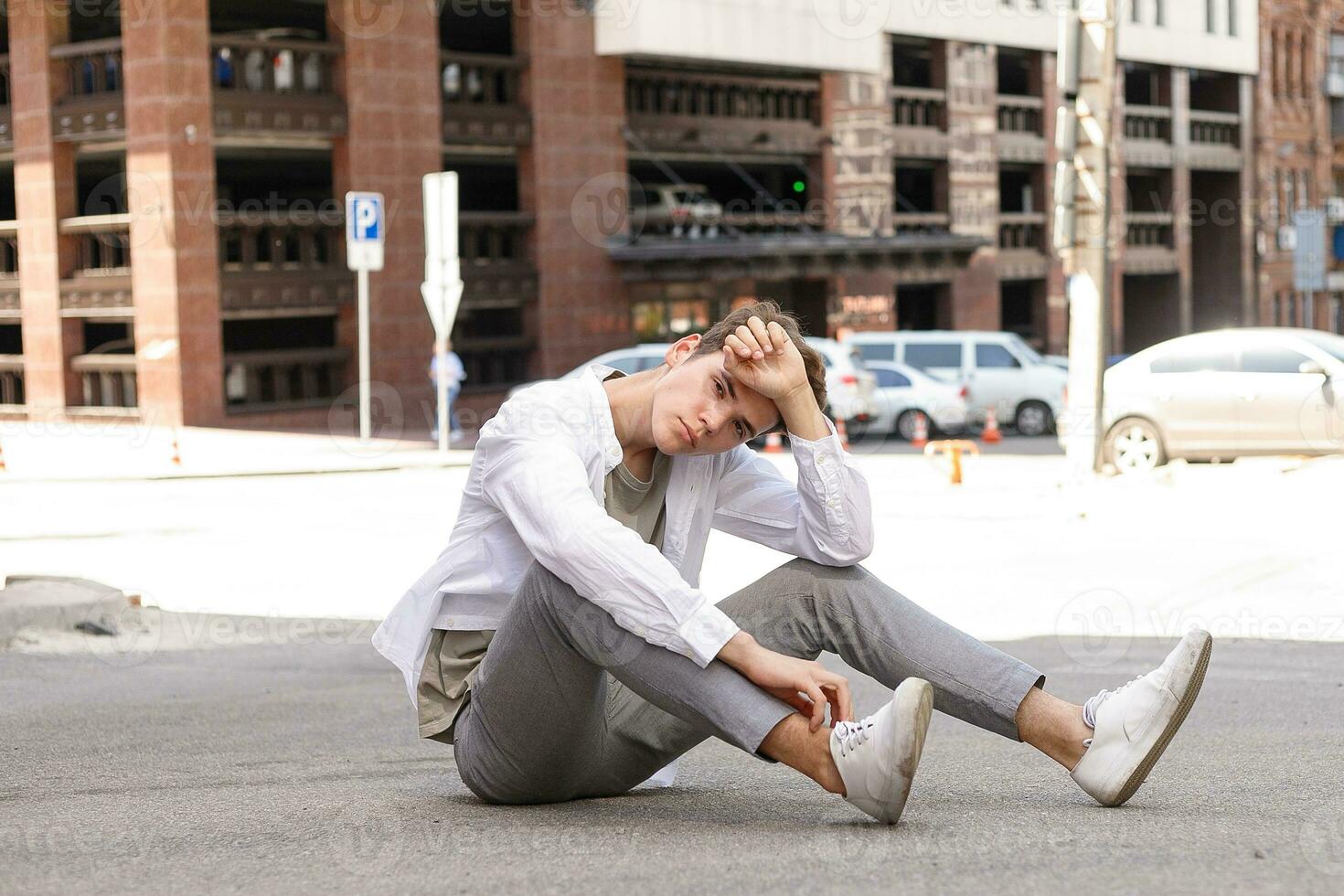 chico modelo con un elegante Corte de pelo posando al aire libre foto