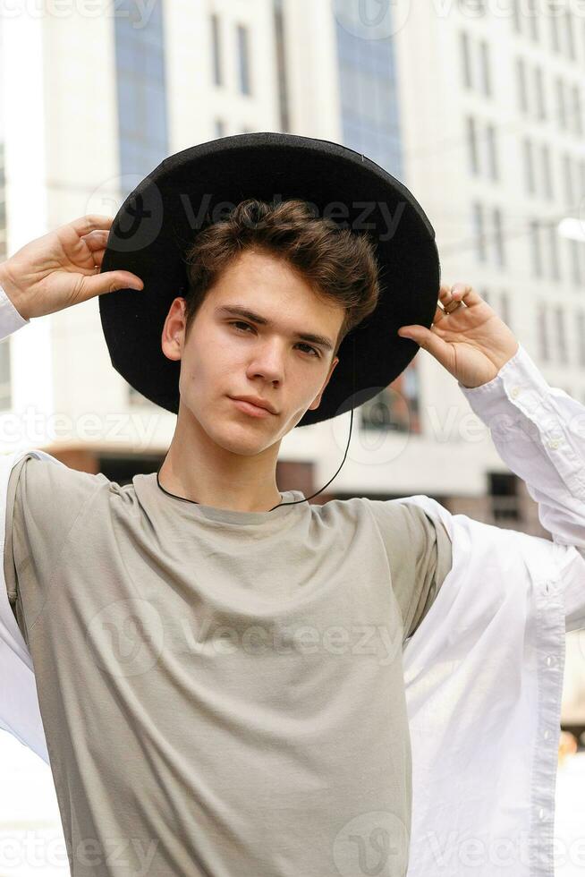 retrato de un joven de moda en la ciudad foto