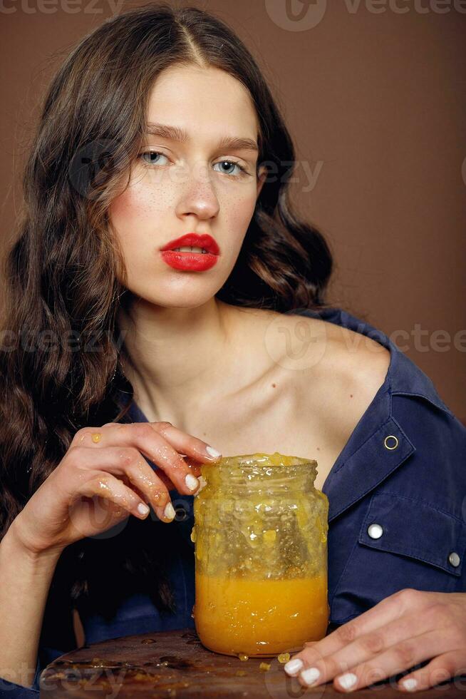 niña con tarro de Miel. sano comida concepto, dieta, postre foto