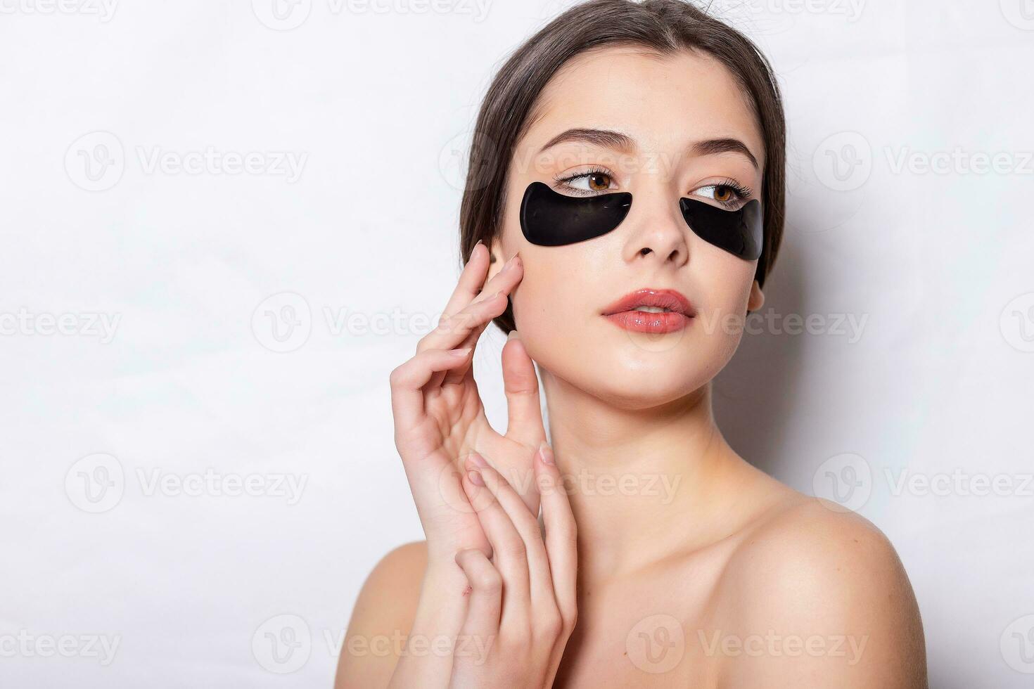 ojo negro parche, hermosa mujer con natural maquillaje foto