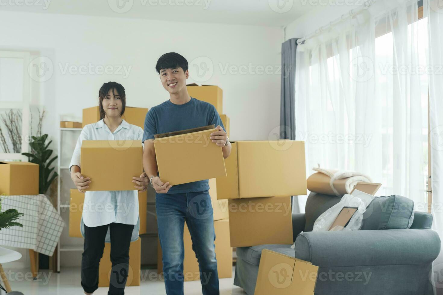 asiático joven contento nuevo casado Pareja Moviente a su nuevo casa o real bienes. foto