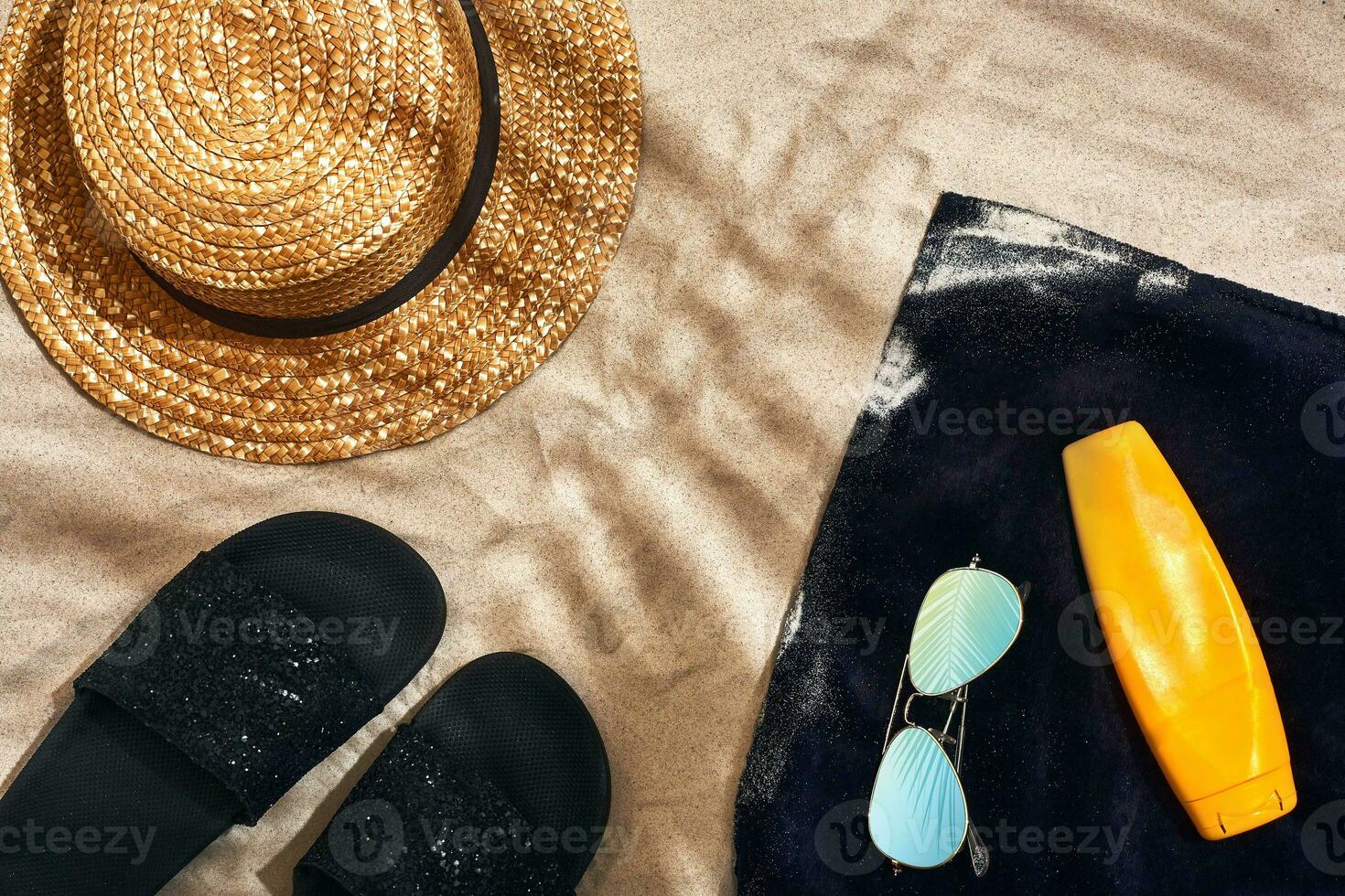verano antecedentes con Paja sombrero, Gafas de sol, protector solar botella y dar la vuelta fracasos foto