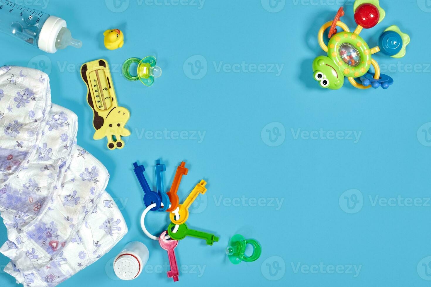 bebés bienes paño pañal, bebé polvo, mordisqueador, crema, mordedor, chupete, bebé juguete en azul antecedentes. Copiar espacio. parte superior vista. foto