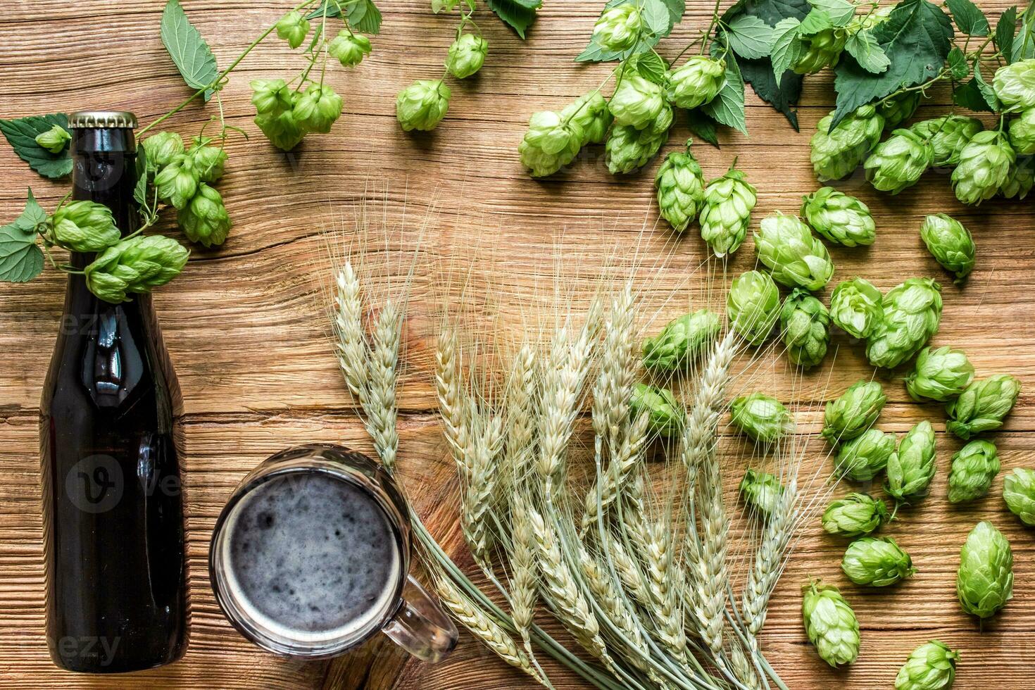 botella y vaso cerveza con trigo y lúpulo como fabricación de cerveza ingredientes en parte superior ver y Copiar espacio zona foto