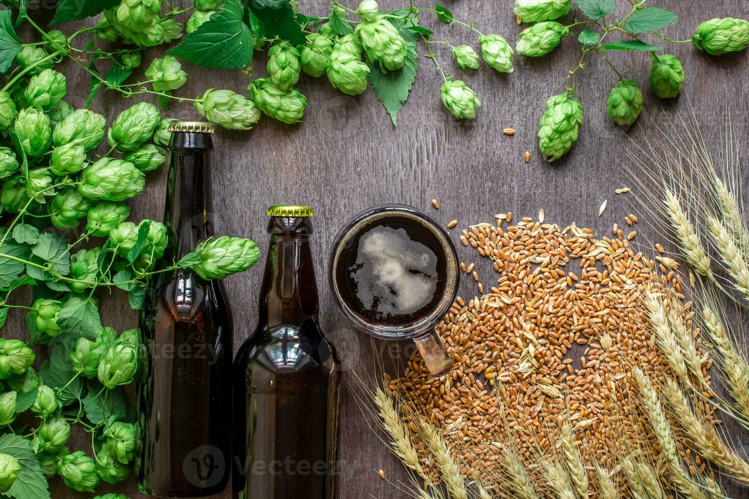 botella y vaso cerveza con trigo y lúpulo como fabricación de cerveza ingredientes en parte superior ver y Copiar espacio zona foto