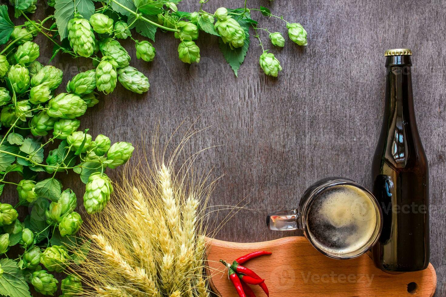 botella y vaso cerveza con fabricación de cerveza ingredientes. salto flor con trigo. parte superior vista. foto