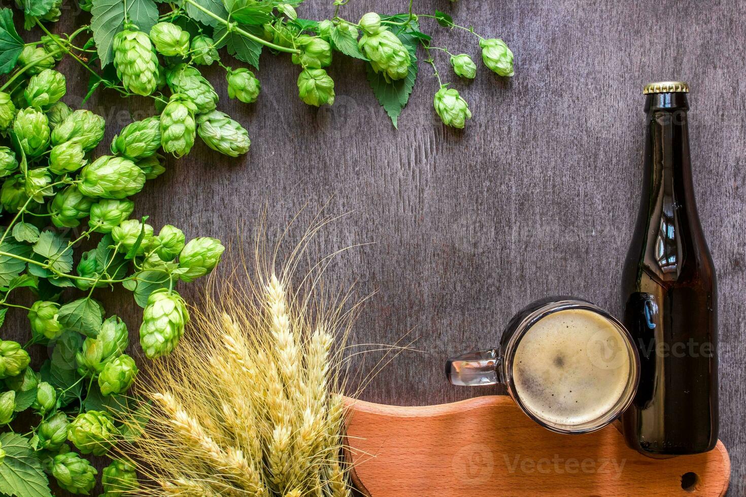 botella y vaso cerveza con fabricación de cerveza ingredientes. salto flor con trigo. parte superior vista. foto