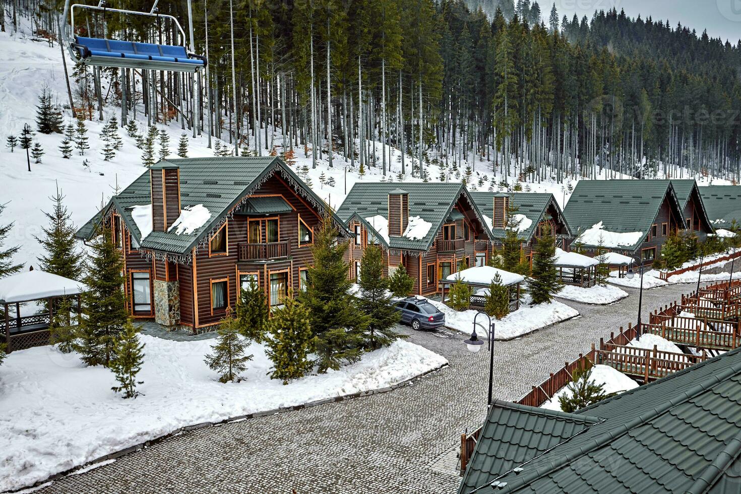 invierno vacaciones fiesta de madera casa en el montañas cubierto con nieve y azul cielo. foto