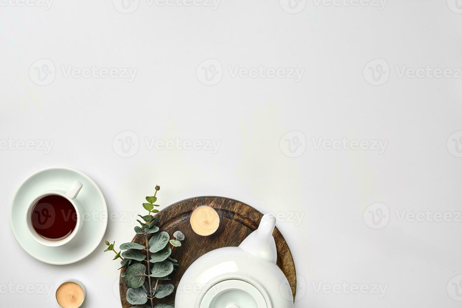 parte superior ver de el té maceta y té taza en blanco antecedentes foto