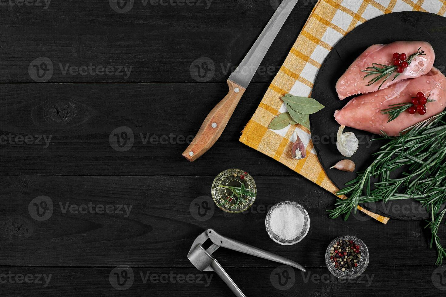 crudo pollo filete con Cocinando ingredientes en negro pizarra mesa. comida antecedentes. parte superior vista, Copiar espacio. foto