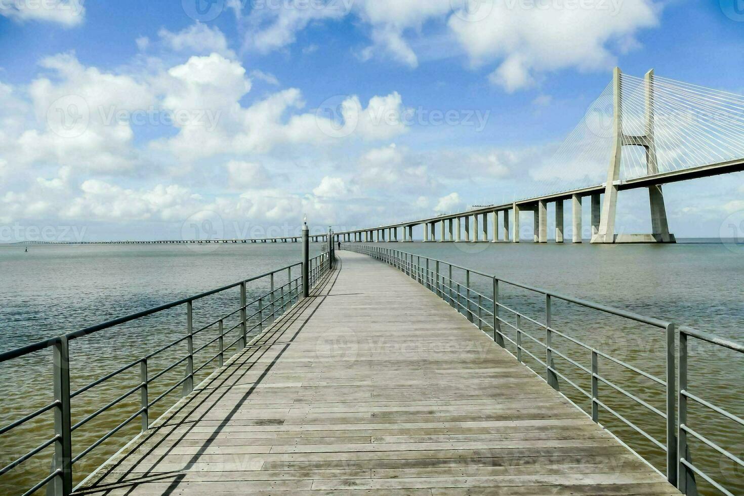 ver a lo largo el muelle foto