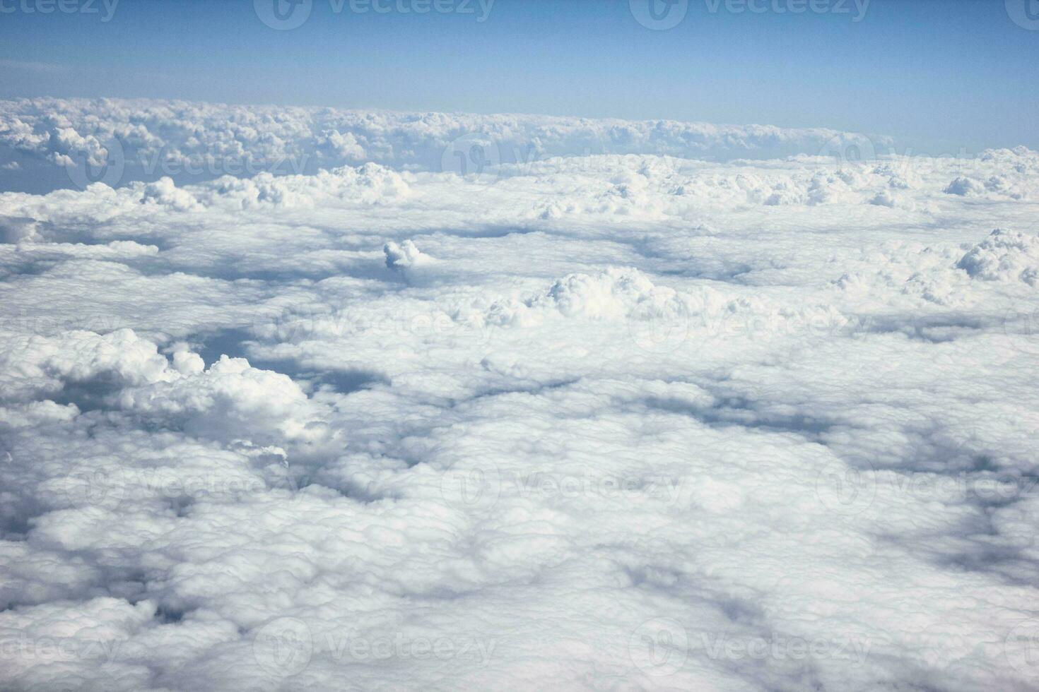 pesado blanco gris nubes desde el ver en un avión, con azul cielo y luz solar. foto