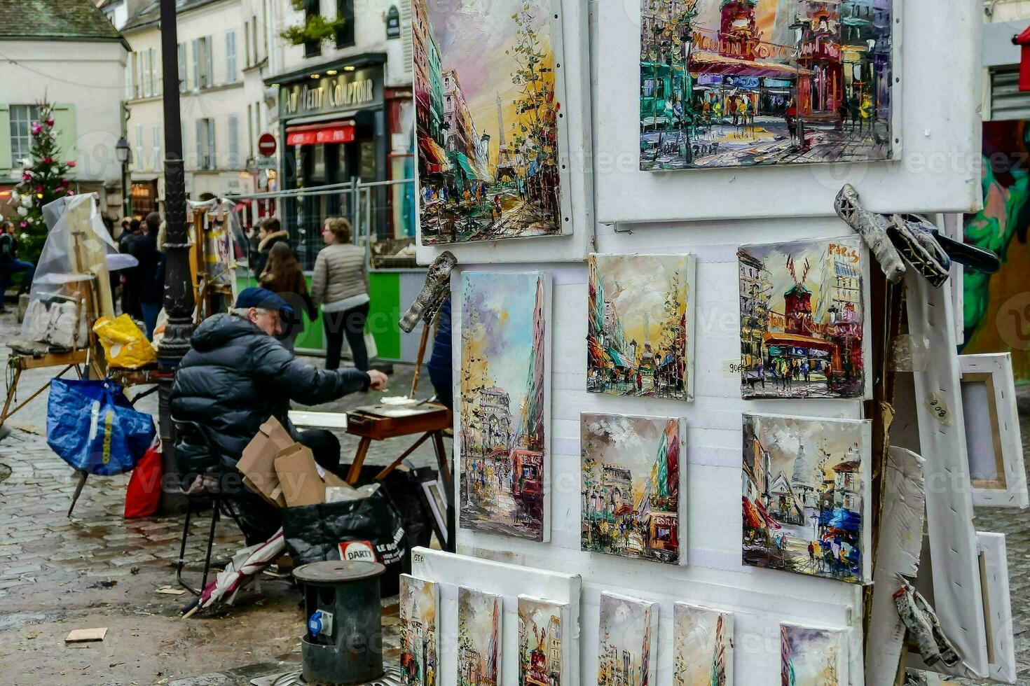 un hombre es pintura en un calle esquina en frente de pinturas foto