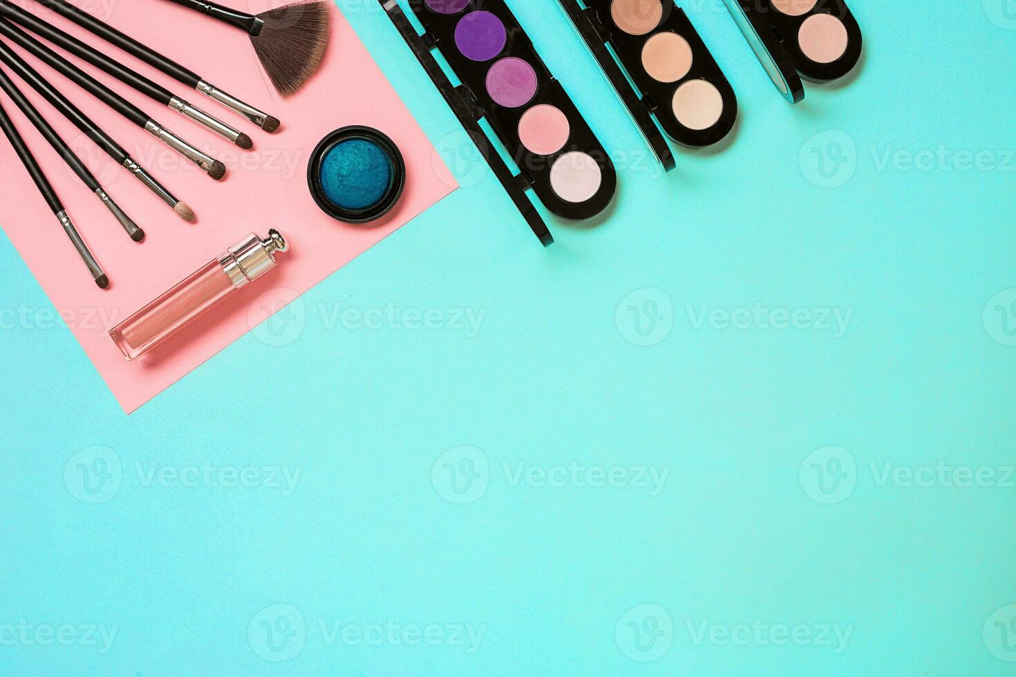 el De las mujeres productos cosméticos conjunto en un azul fondo, moderno mujer. foto