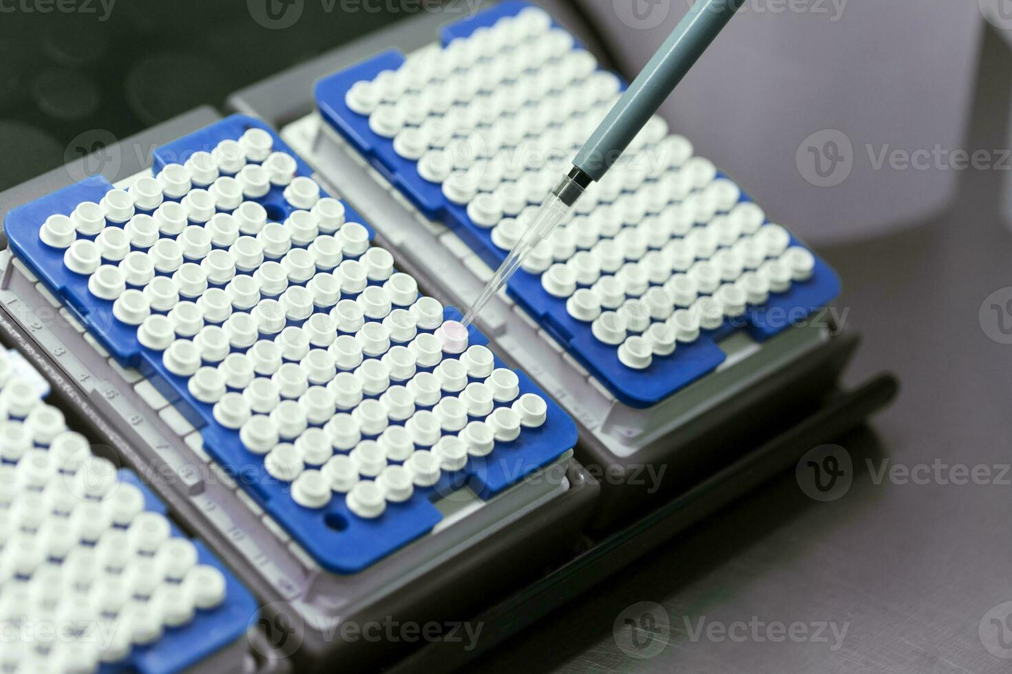 un conjunto de vaso tubos para muestras laboratorio químico equipo. foto