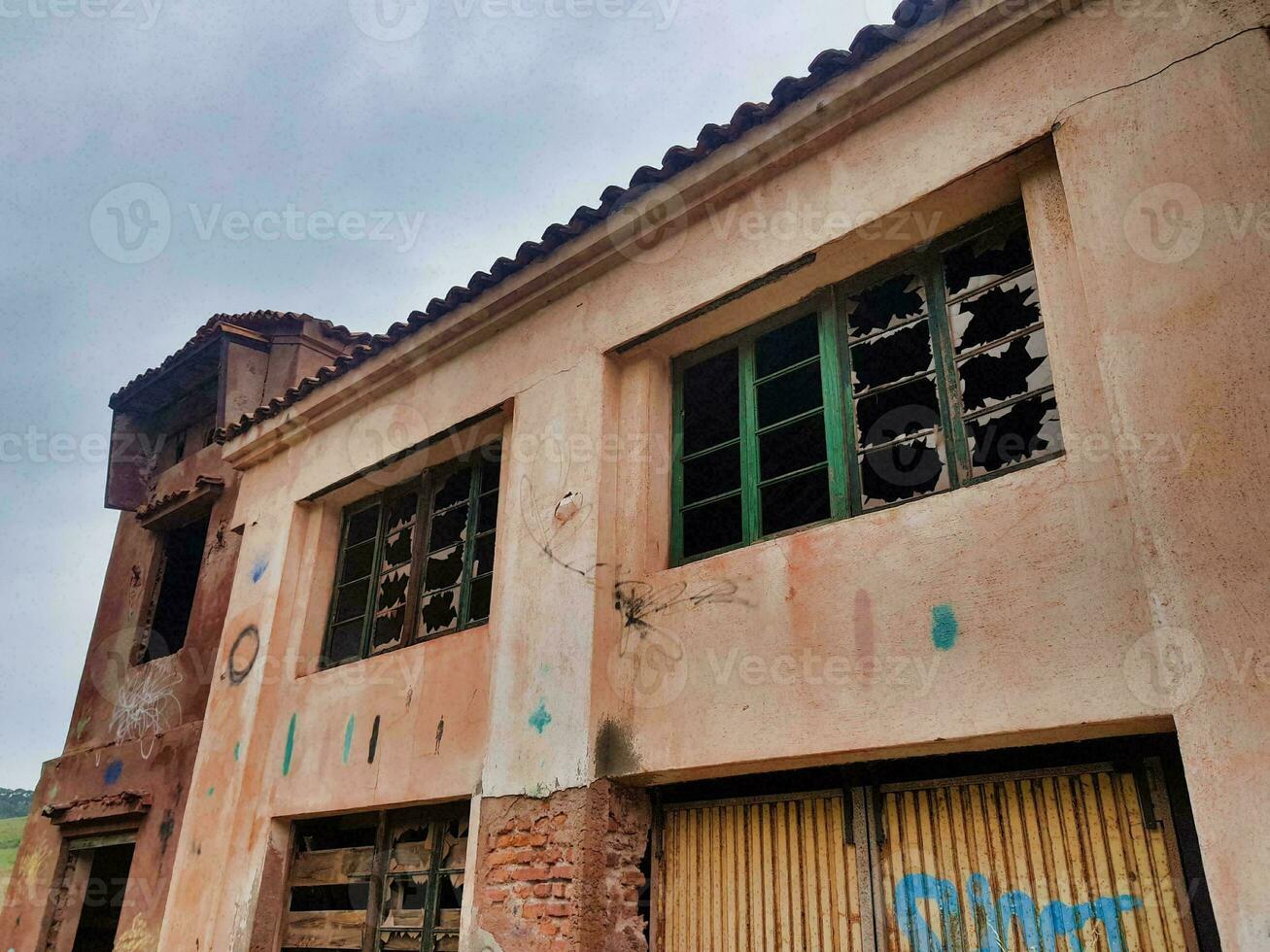 el abandonado edificio es en un arruinado estado foto