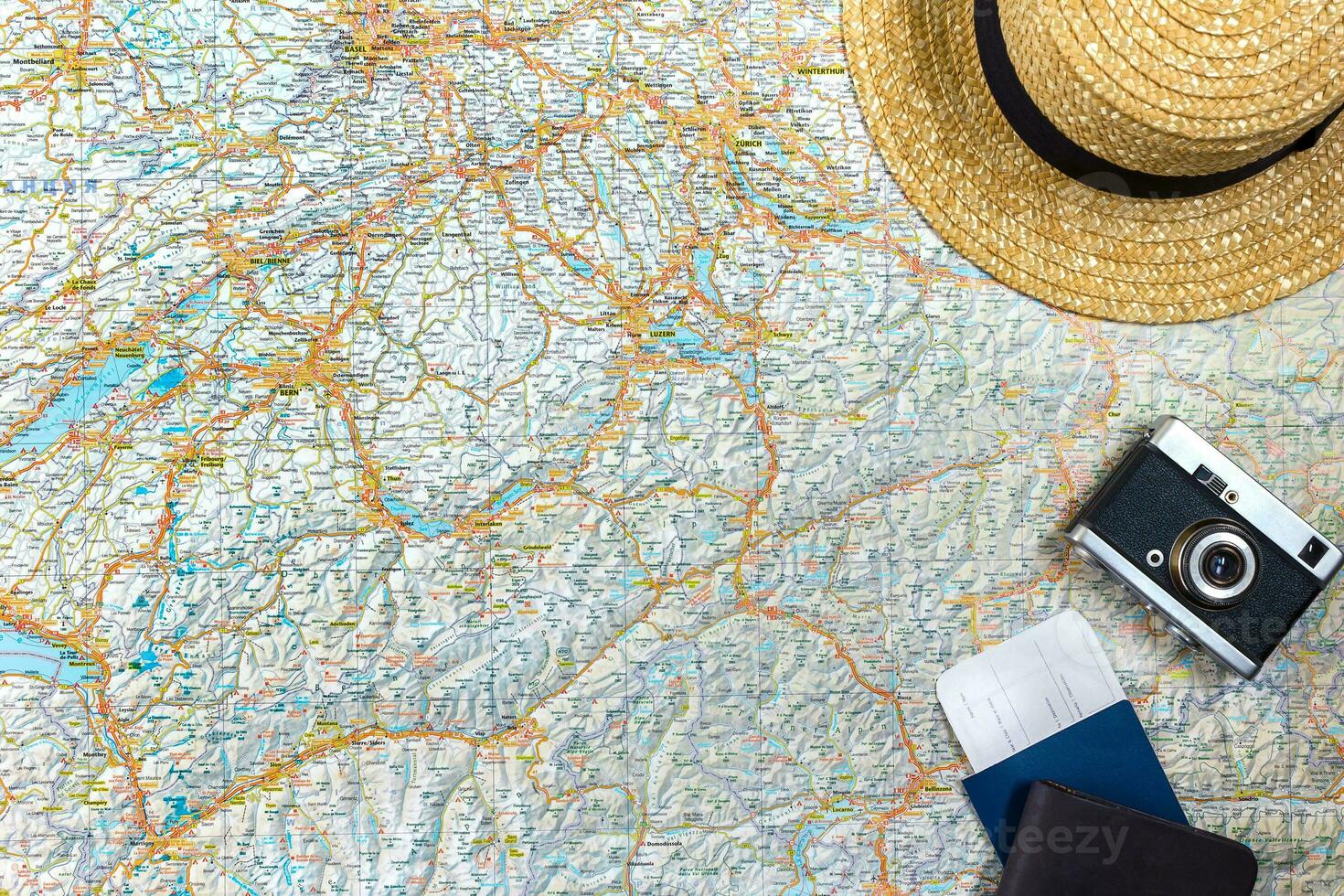 mapa de carreteras con un Clásico cámara, pasaporte, Gafas de sol. ver desde arriba. el concepto de viaje foto