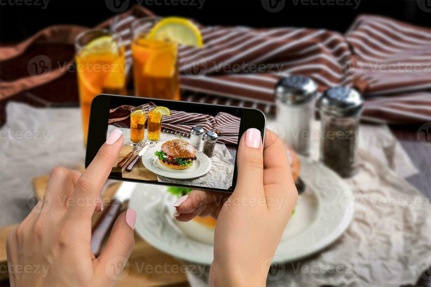 un joven mujer tomando foto de comida en teléfono inteligente, fotografiando comida con móvil cámara