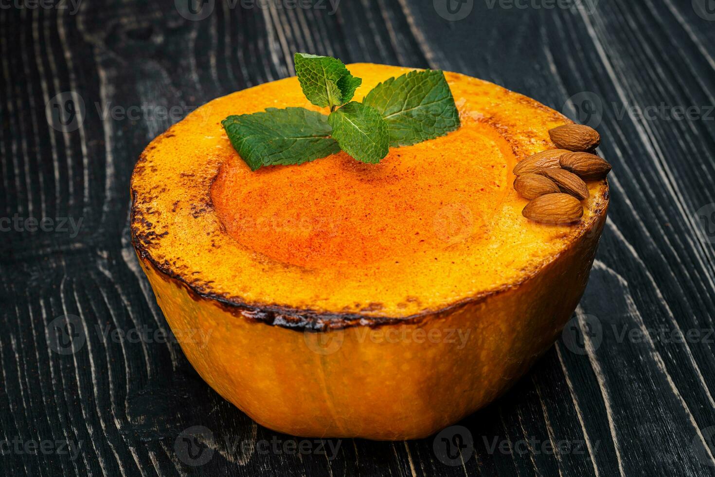 sano natural alimento, calabaza crema sopa en un negro de madera antecedentes foto