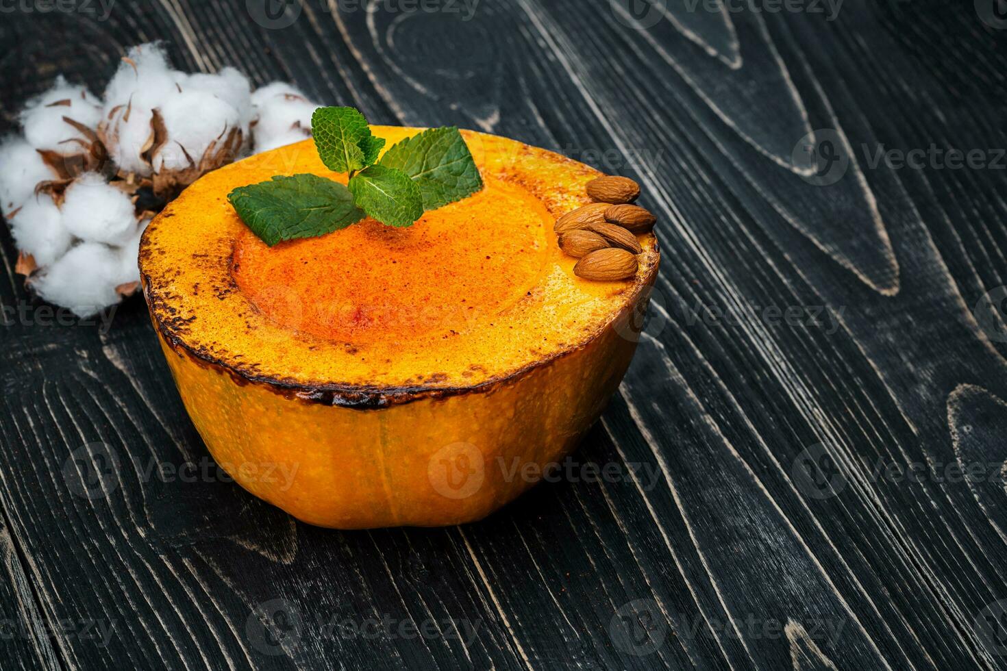 sano natural alimento, calabaza crema sopa en un negro de madera antecedentes foto