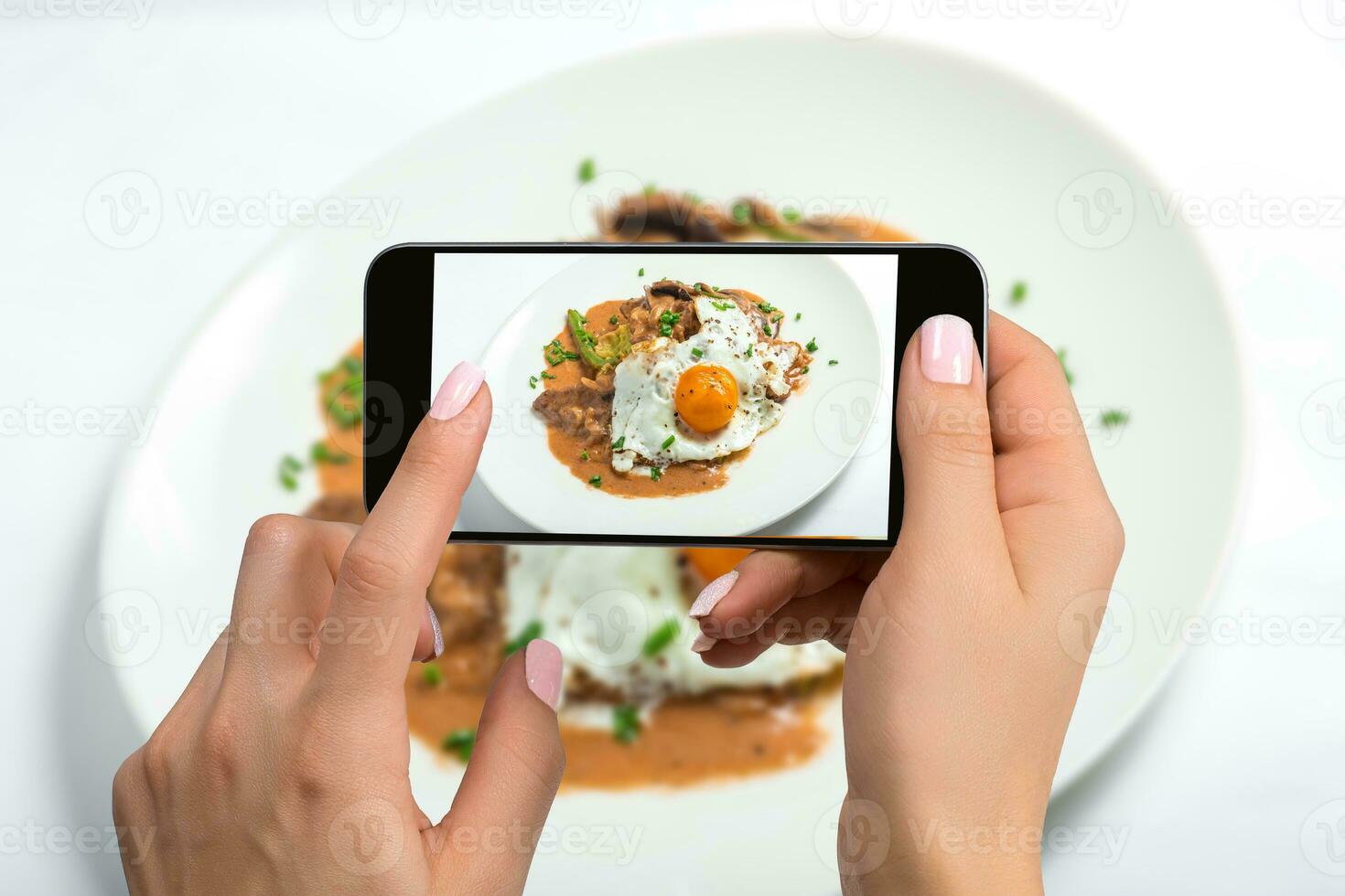 disparo comida en Los telefonos cámara, frito huevos en un blanco plato con seta en un blanco mesa, comida fotógrafo. foto