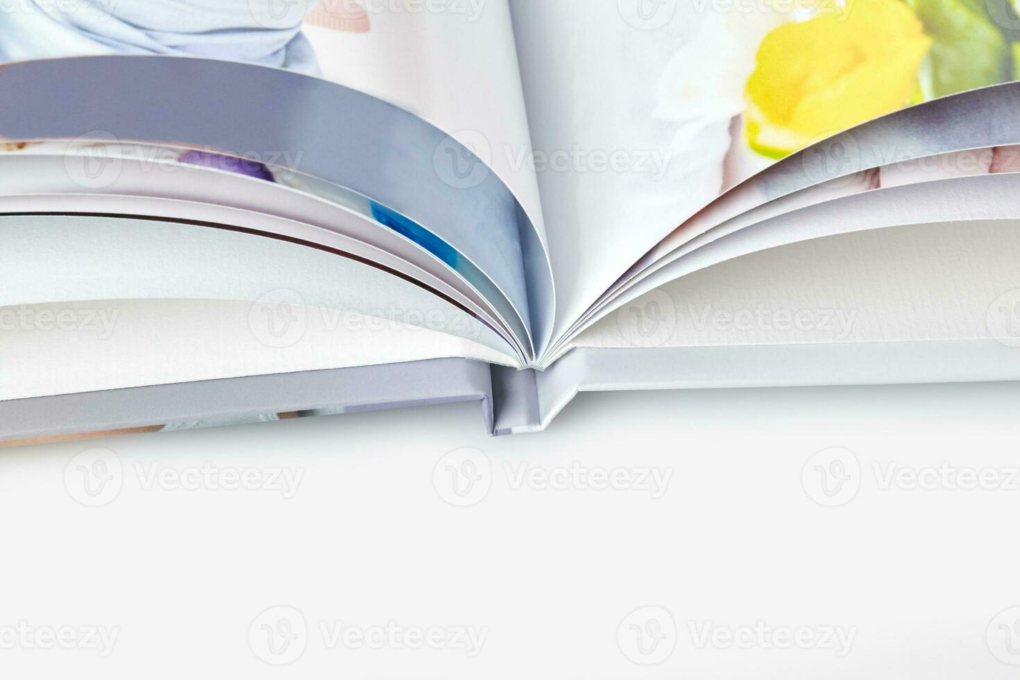 abierto, alto calidad foto libro con tapa dura y vistoso paginas en blanco estudio antecedentes. cerca arriba, Copiar espacio