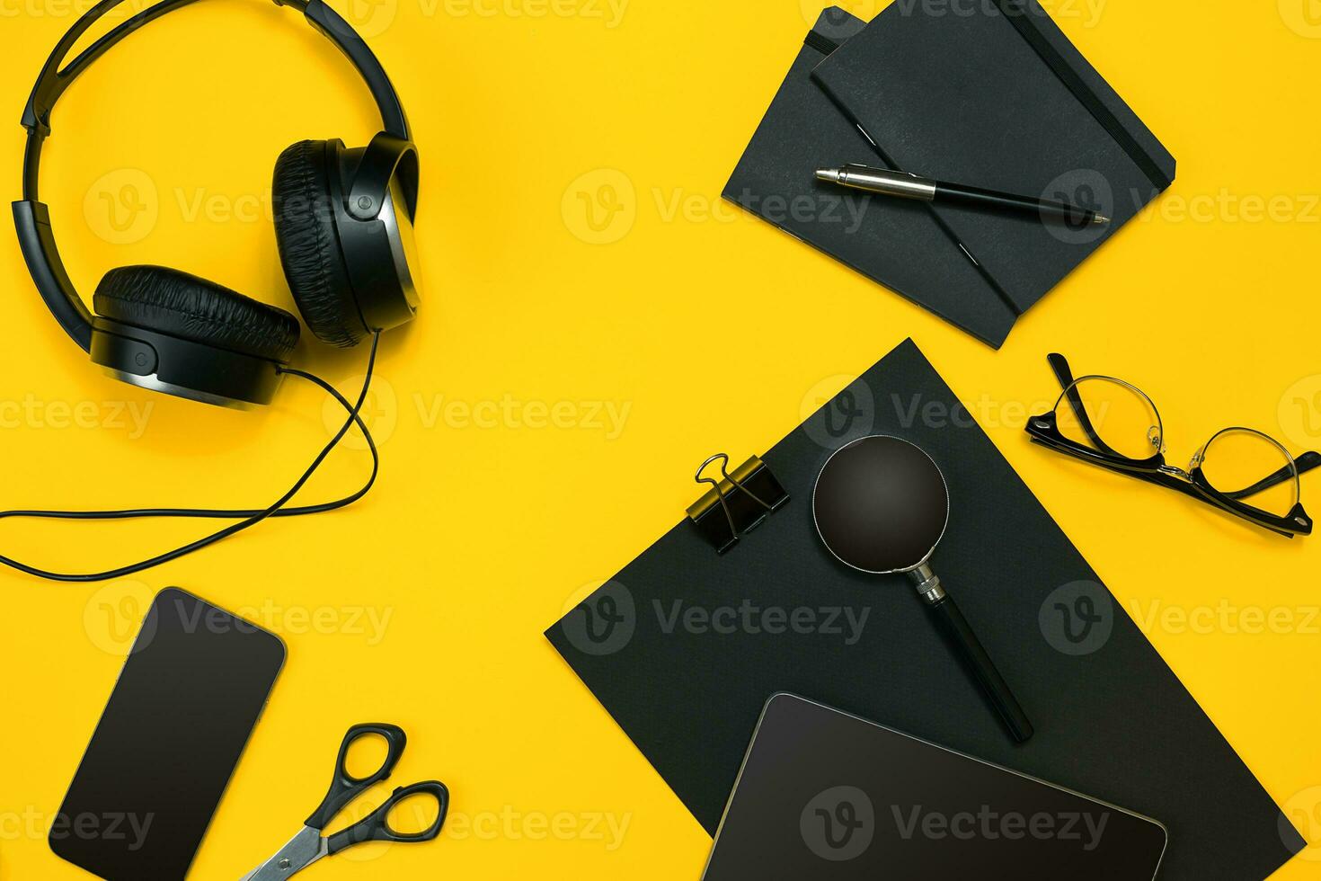 Workplace with office items and business elements on a desk. Con photo