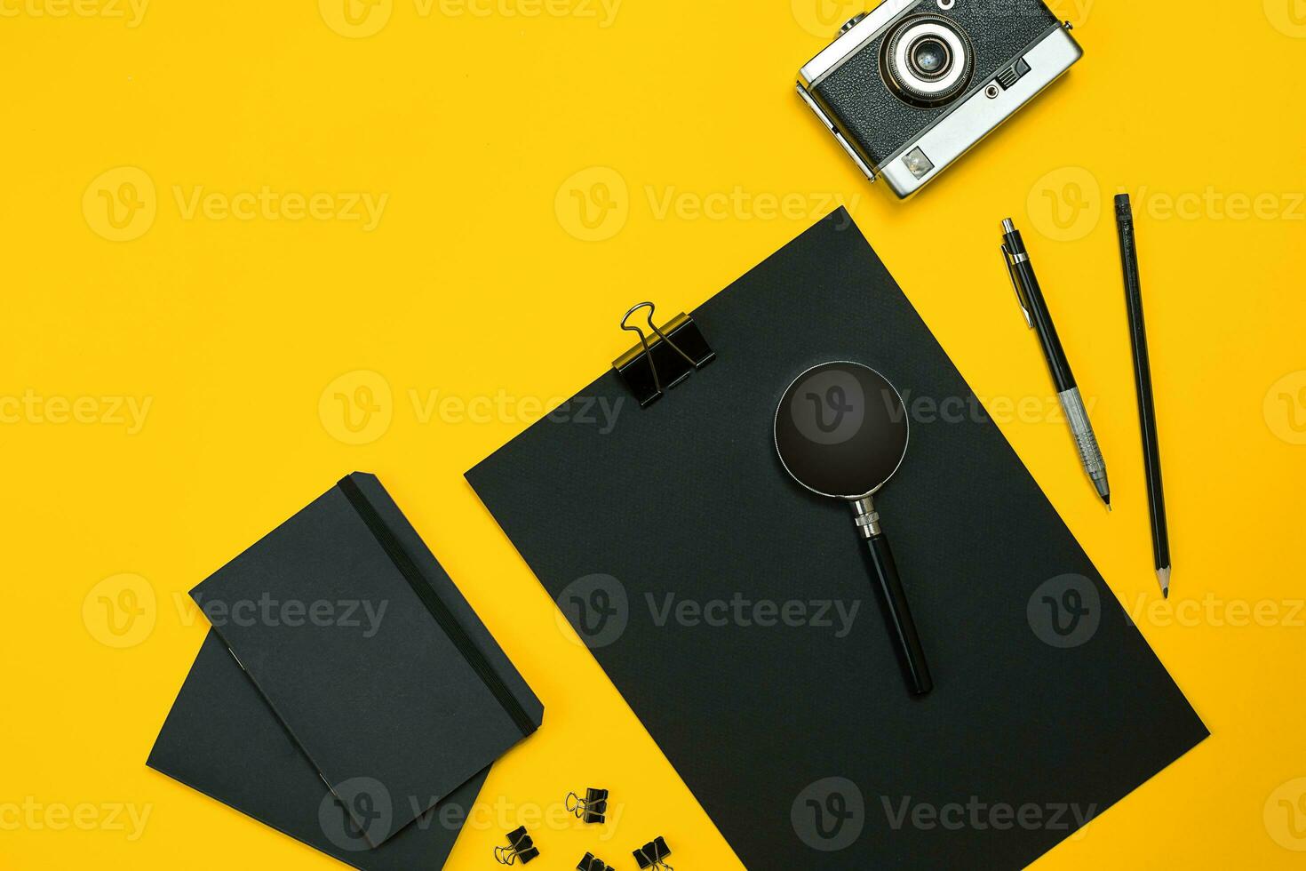 Workplace with office items and business elements on a desk. Con photo